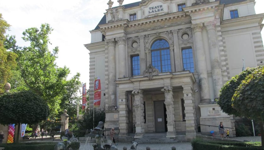 Wrocławski Teatr Lalek  przy pl. Teatralnym z fontanną