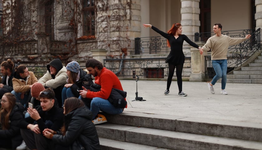 Na zdjęciu młodzież i tańcząca para w parku Staromiejskim 