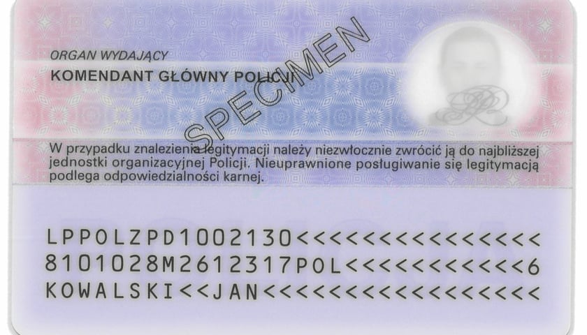 Na zdjęciu widać nową legitymację służbową polskiej policji (kliknij zdjęcie, żeby powiększyć)
