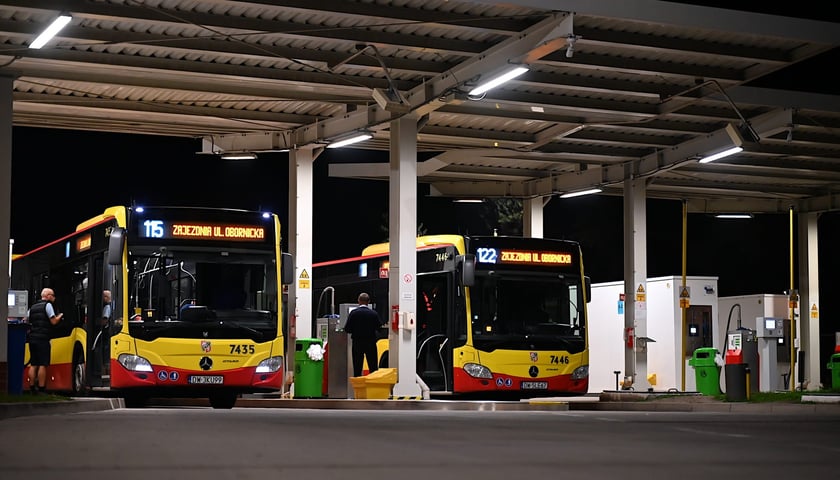 Na zdjęciu autobusy MPK Wrocław przy dystrybutorach z paliwem