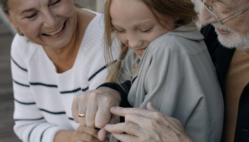 Dzień Babci i Dziadka 2024 – nie zapomnijcie złożyć życzeń swoim babciom i dziadkom!