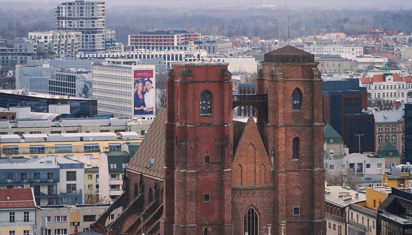 Na zdjęciu Wrocław - widok z wieży kościoła św. Elżbiety m.in. na kościół św. Marii Magdaleny