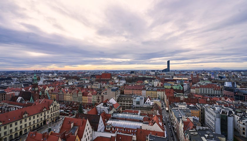 Na zdjęciu panorama Wrocławia z budynkiem Sky Tower. Widok z wieży kościoła św. Elżbiety