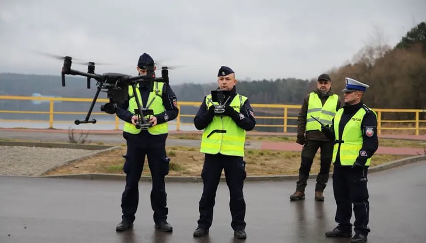 Na zdjęciu widać policjantów i drona