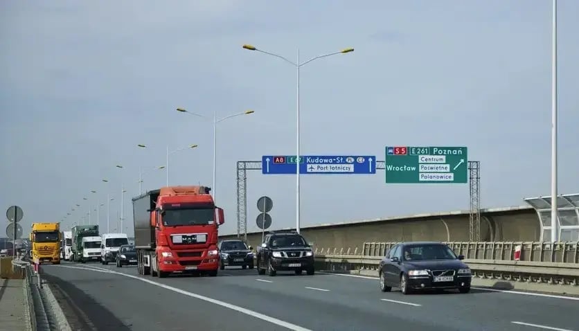 Na zdjęciu: samochody na autostradowej obwodnicy Wrocławia