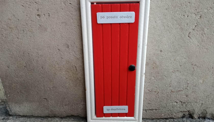 Warto samemu sprawdzić, co  kryje się za czerwonymi drzwiczkami...