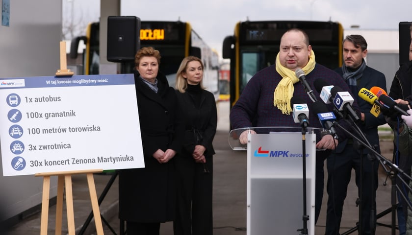 Na zdjęciu Krzysztof Balawejder, prezes MPK Wrocław, podczas konferencji prasowej 3 stycznia 2023 r.