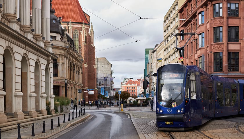 Na zdjęciu (ilustracyjnym): tramwaj 17 skręcający z placu Teatralnego w ulicę Świdnicką