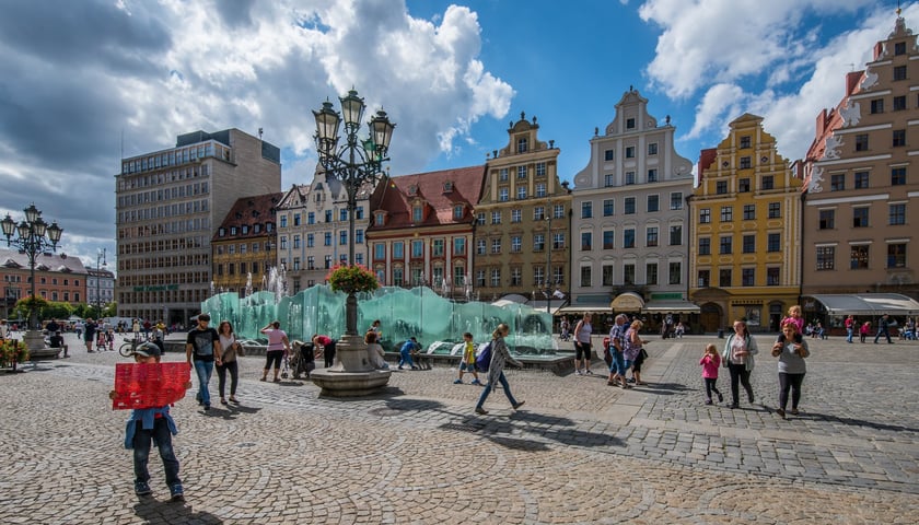 Na zdjęciu Rynek i fontanna we Wrocławiu. Zdjęcie ilustracyjne