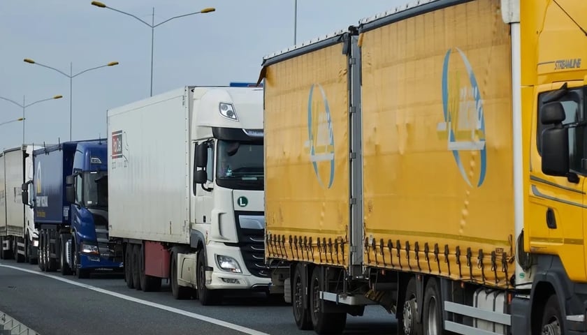 Na zdjęciu ciąg samochodów ciężarowych w korku