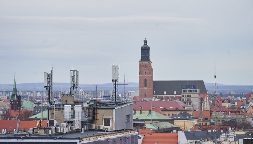 Na zdjęciu: dachy, wieża kościoła garnizonowego i góry na horyzoncie