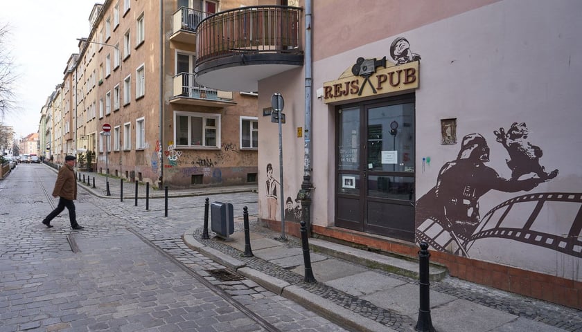 Na zdjęciu wejście do Pubu Rejs przy ul. Kotlarskiej