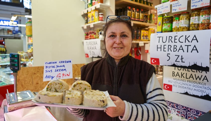 Na zdjęciu sprzedawczyni z Hali Targowej we Wrocławiu, trzyma chałwę