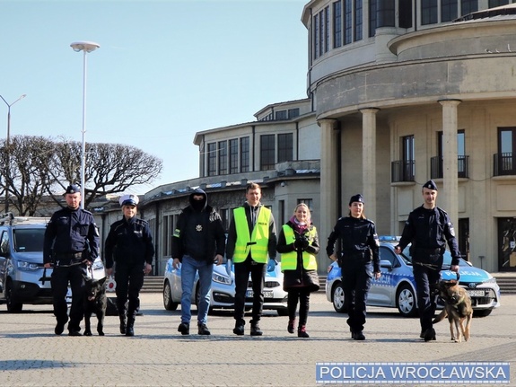 Za zdjęciu widać grupę policjantów, którzy stoją koło Hali Stulecia we Wrocławiu