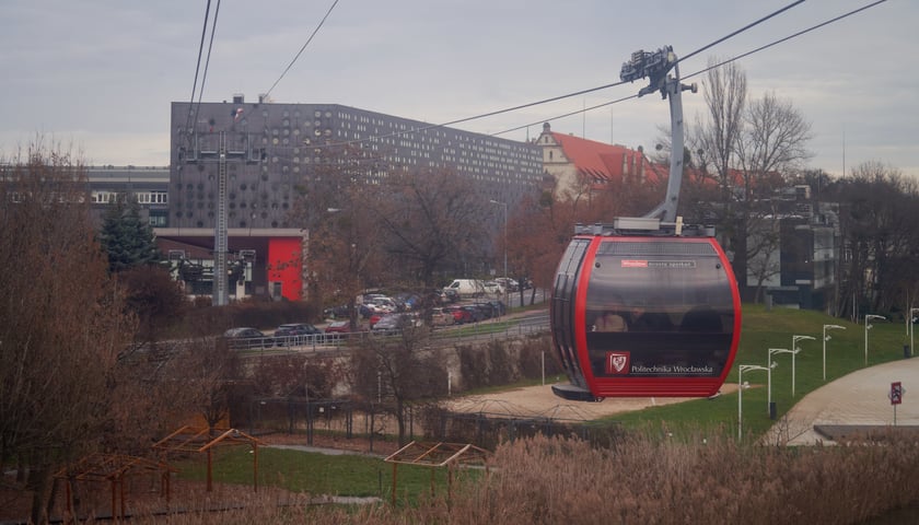 Na zdjęciu widać kolej linową we Wrocławiu