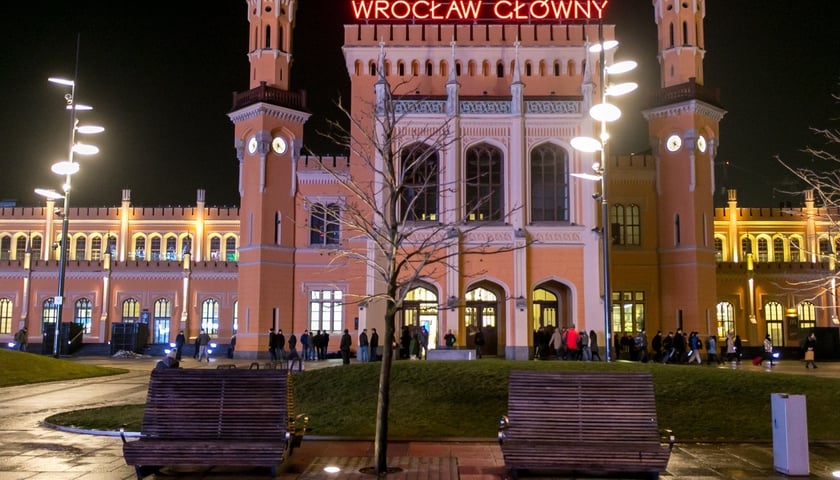 Policjanci odnaleźli nastolatkę na Dworcu Głównym PKP we Wrocławiu. Na zdjęciu widać dworzec