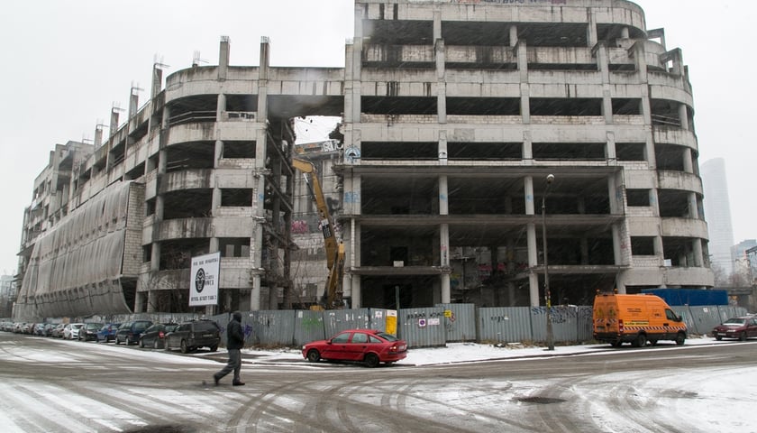Zdjęcie archiwalne. Tak wyglądała rozbiórka wielopoziomowego parkingu, zwanego szieletorem, przy nasypie kolejowym we Wrocławiu