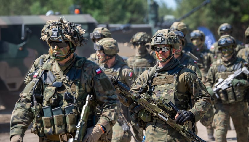 Na zdjęciu widać żołnierzy w mundurach podczas ćwiczeń wojskowych 