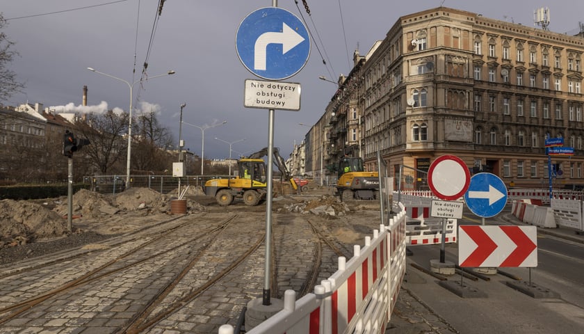 Na zdjęciu: remont ulicy Pomorskiej we Wrocławiu, znaki drogowe, torowisko, koparka