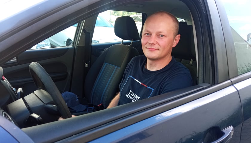 Marek Baran, kierowca, były instruktor jazdy i taksówkarz, podpowiada, jak można zaoszczędzić na paliwie