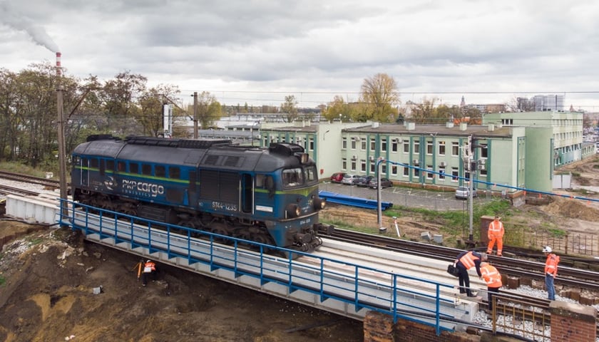 Próby obciążeniowe na wiadukcie nad trasą tramwajową na Popowice [ZDJĘCIA, WIDEO]