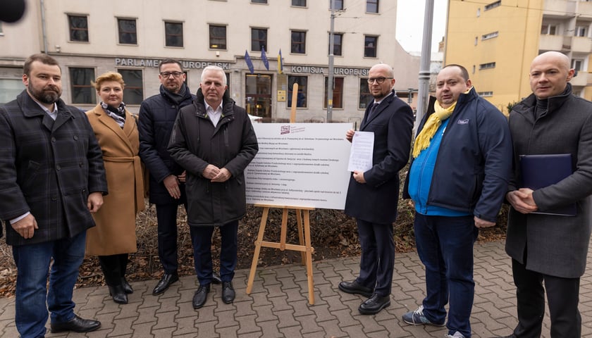 Na zdjęciu wrocławscy samorządowcy przy plakacie z projektami Wrocławia, które można zrealizować za środki w ramach Krajowego Planu Odbudowy 