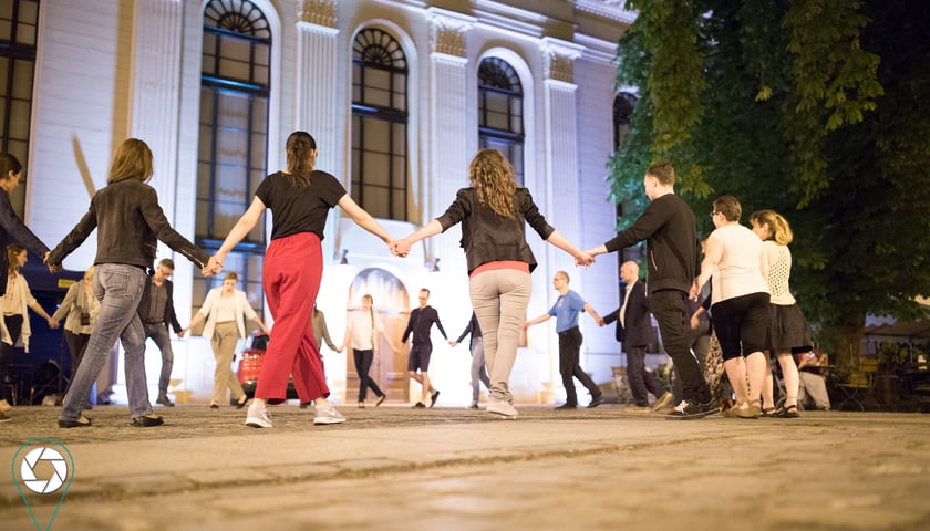 <p>Festiwal SIMCHA - tańce przed Synagogą</p>