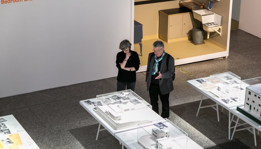 Muzeum Architektury - zwiedzający wystawę