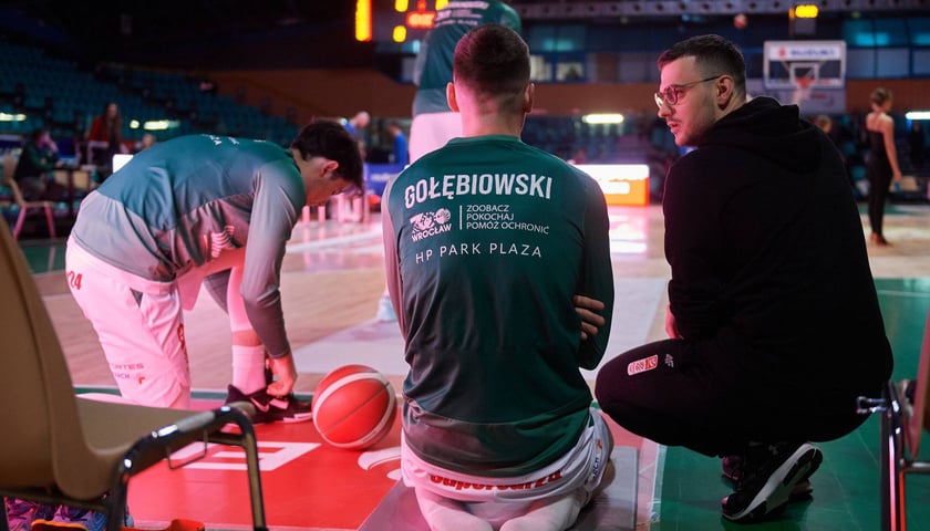 Na zdjęciu: Daniel Gołębiowski (WKS Śląsk Wrocław) siedzący na macie podczas przedmeczowej rozgrzewki