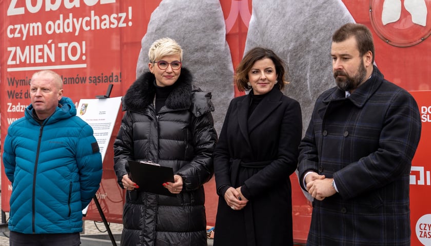 Na zdjęciu uczestnicy konferencji na temat postulatu zmian w programie Ciepłe Mieszkanie; od lewej: Krzysztof Smolnicki, lider Dolnośląskiego Alarmu Smogowego; Katarzyna Szymczak-Pomianowska, dyrektor Departamentu Zrównoważonego Rozwoju Urzędu Miejskiego Wrocławia; Małgorzata Demianowicz, dyrektor Wydziału Środowiska i Rolnictwa Urzędu Miejskiego Wrocław i Paweł Karpiński, radny 