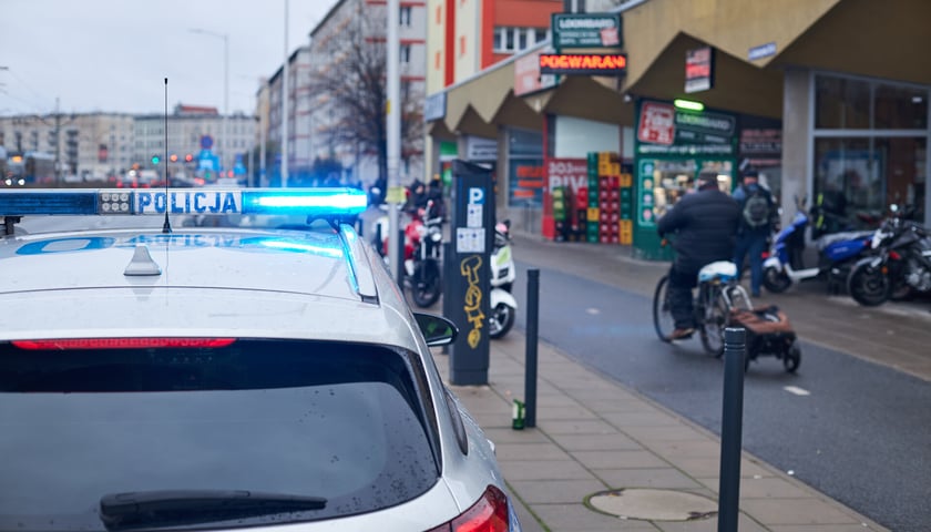 Na zdjęciu policyjny radiowóz we Wrocławiu, zdjęcie ilustracyjne