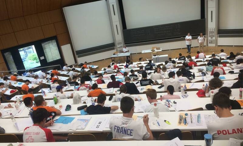 Na zdjęciu: uczestnicy rozwiązują zadania matematyczne na mistrzostwach świata w szwajcarskiej Lozannie (2022 rok)