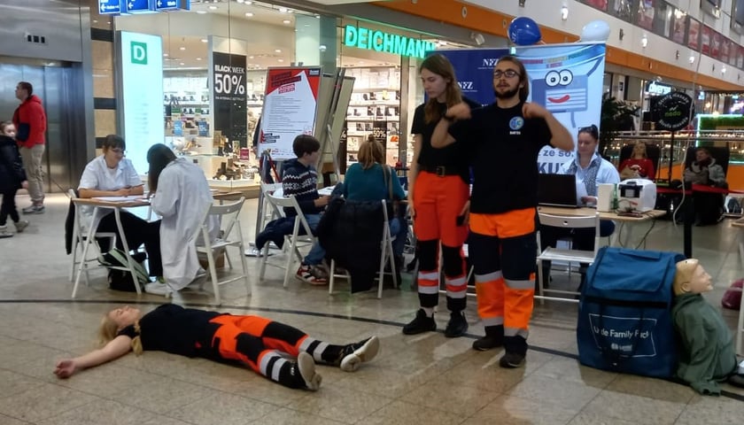 Na zdjęciu studenci koła naukowego Specjalistycznego Ratownictwa Medycznego podczas pokazu udzielania pierwszej pomocy w Galerii Dominikańskiej