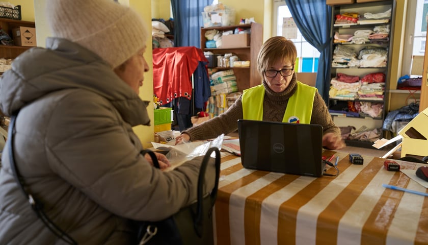 Punkt pomocy przy ulicy Hubskiej 88, 12.01.2023. Na zdjęciu wolontariuszka rejestrująca osobę potrzebującą pomocy