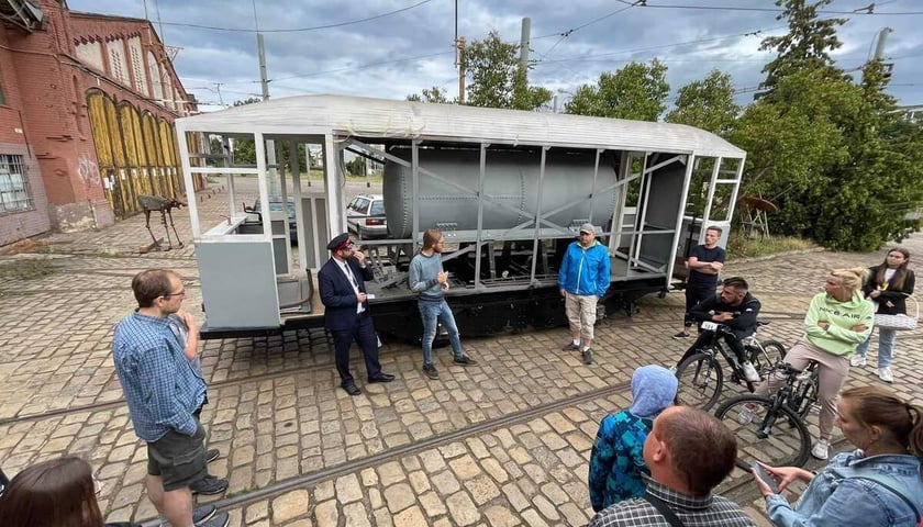 Na zdjęciu tramwaj-opryskiwacz latem 2022 r. przed halą dawnej zajezdni przy ulicy Legnickiej 65