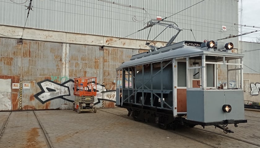Aktualny stan tramwaju-opryskiwacza ? po zakończeniu odtwarzania instalacji elektrycznej. Wagon jest już w stanie poruszać się w oparciu o pracę silników