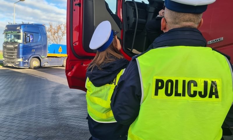 Na zdjęciu kontrola ciężarówki przez policję