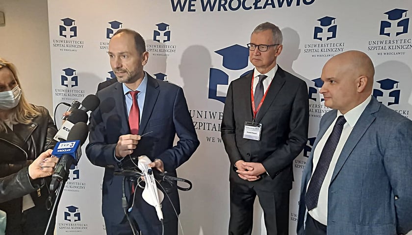 Na zdjęciu kardiolodzy z Uniwersyteckiego Szpitala Klinicznego we Wrocławiu (od lewej): prof. Piotr Kübler, prof. Krzysztof Reczuch, prof. Wiktor Kuliczkowski