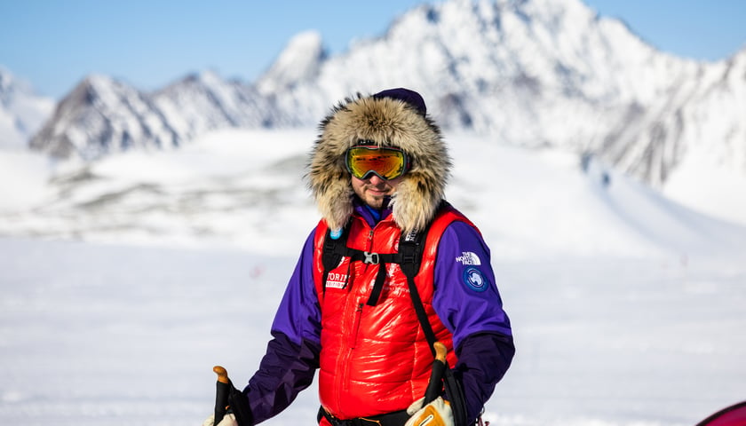 Na zdjęciu Mateusz Waligóra podczas wyprawy na biegun południowy