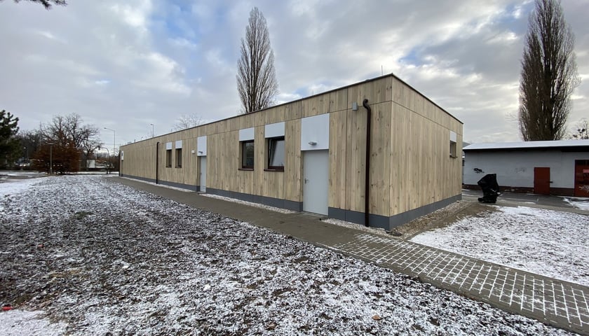Na zdjęciu drewniana szatnia stadionu Lotnicza