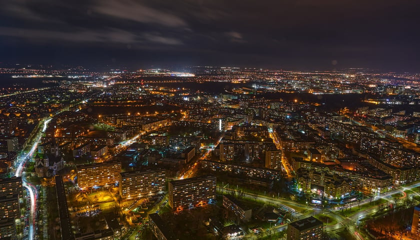 Na zdjęciu panorama Wrocławia nocą ze szczytu Sky Tower