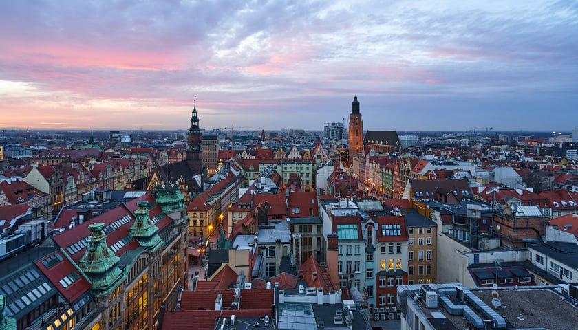 Na zdjęciu widok panoramy wrocławskiego Rynku o zachodzie słońca z mostku Pokutnic