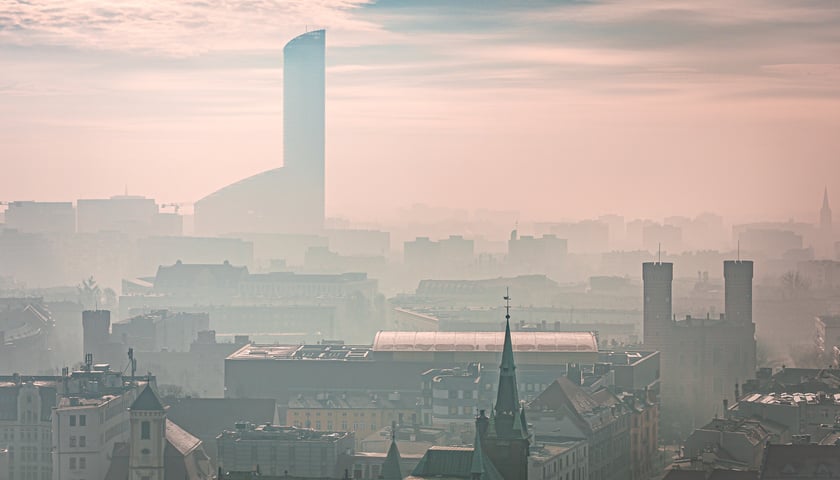 Na zdjęciu: panorama Wrocławia, widok na wieżę kościoła Garnizonowego i w tle - Sky Tower
