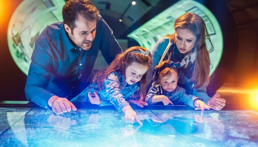 Hydropolis we Wrocławiu to jedna z głównych atrakcji miasta. Na zdjęciu widać rodzinę oglądającą jedną z wystaw