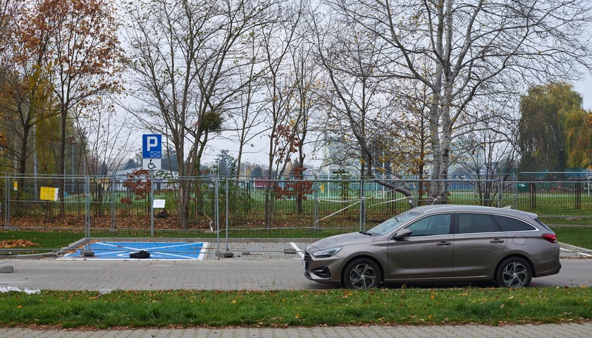 Na zdjęciu (ilustracyjnym): stojący samochód na parkingu przy ul. Idzikowskiego na Gądowie Małym