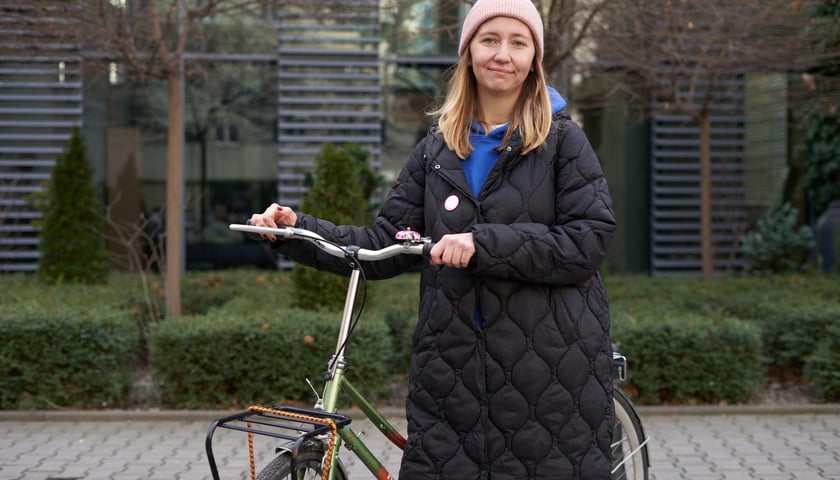 Na zdjęciu: Katarzyna Kusowska z rowerem przed urzędem miejskim