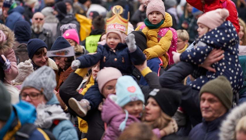 Na zdjęciu widać tłum dzieci i dorosłych