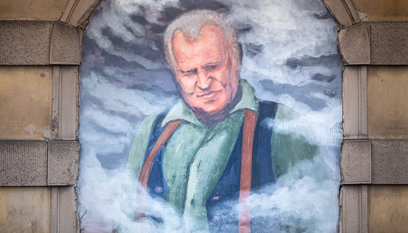 Podobizna Tymoteusza Karpowicza na muralu, którego autorem jest Filip „Skont” Niziołek, na dawnej poczcie paczkowej przy ul. Janickiego, powstały z okazji ESK Wrocław 2016