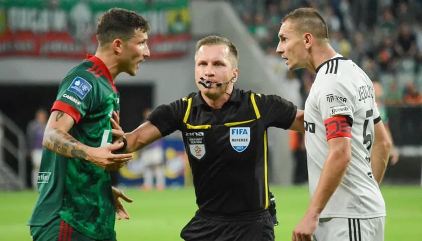 Na zdjęciu sędzia i piłkarze podczas meczu Śląsk - Legia