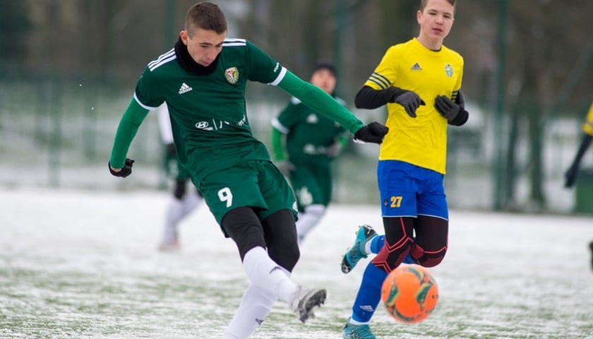 Na zdjęciu piłkarze podczas meczu w ramach Wroclaw Winter Cup